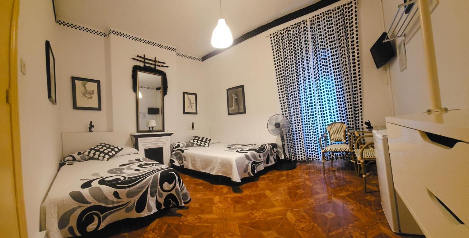Hostal Loyola Madrid Exterior photo