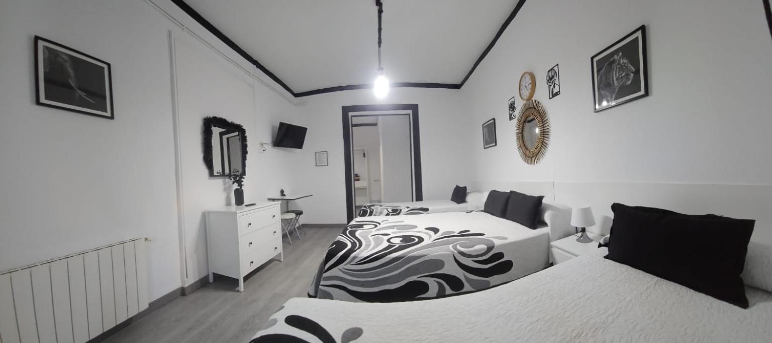 Hostal Loyola Madrid Exterior photo