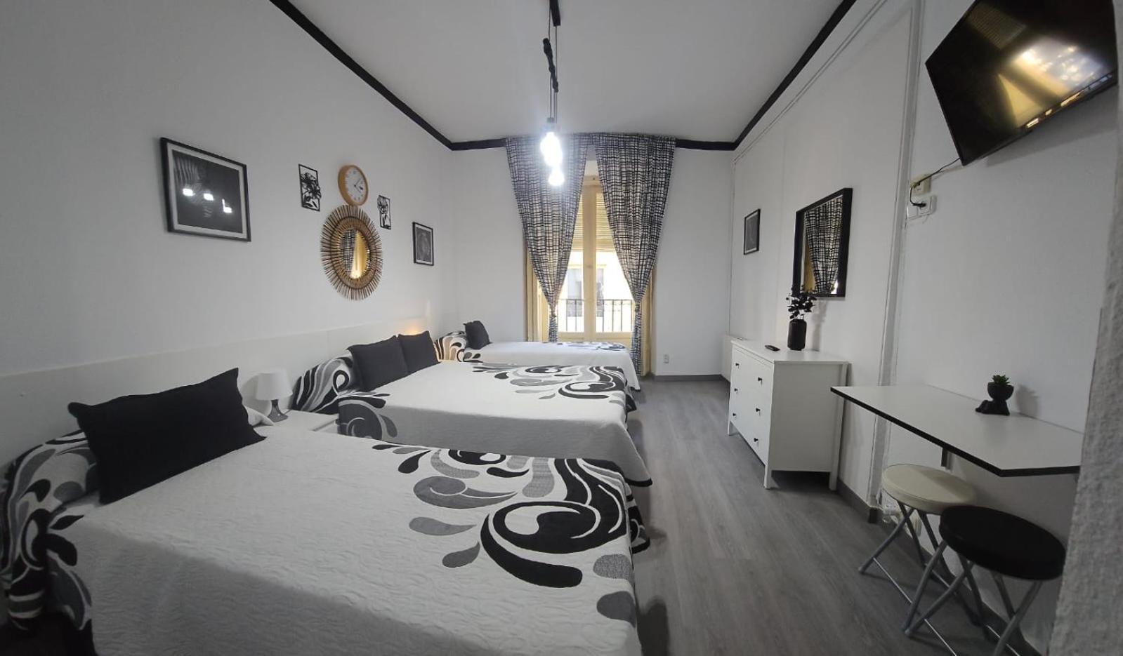 Hostal Loyola Madrid Exterior photo