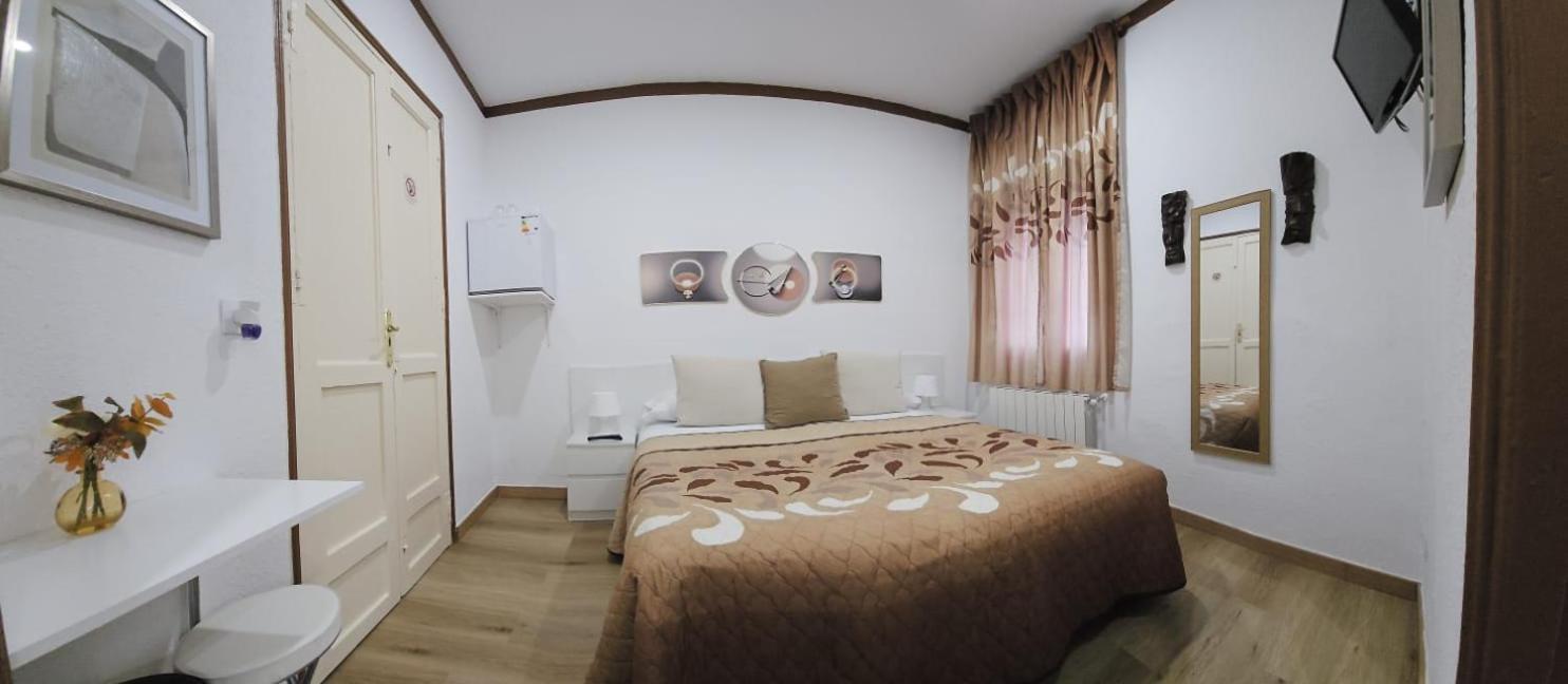 Hostal Loyola Madrid Exterior photo