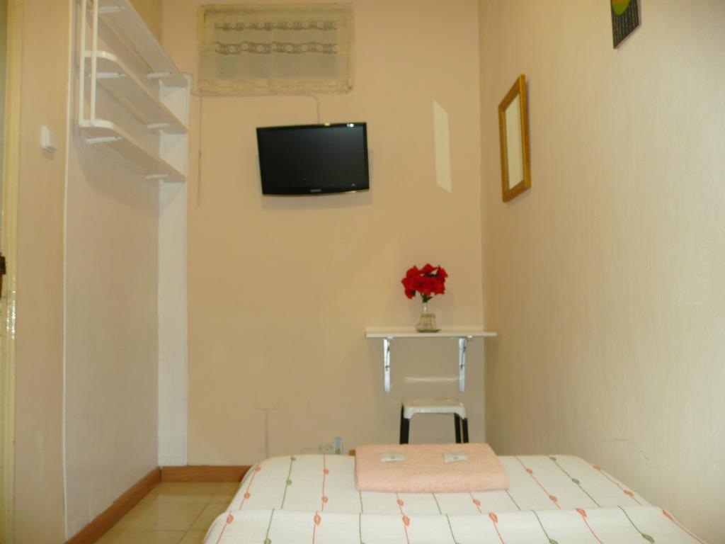 Hostal Loyola Madrid Exterior photo