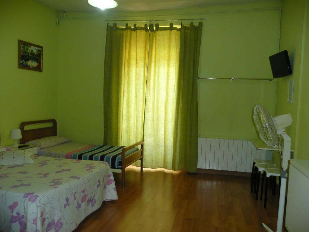 Hostal Loyola Madrid Exterior photo