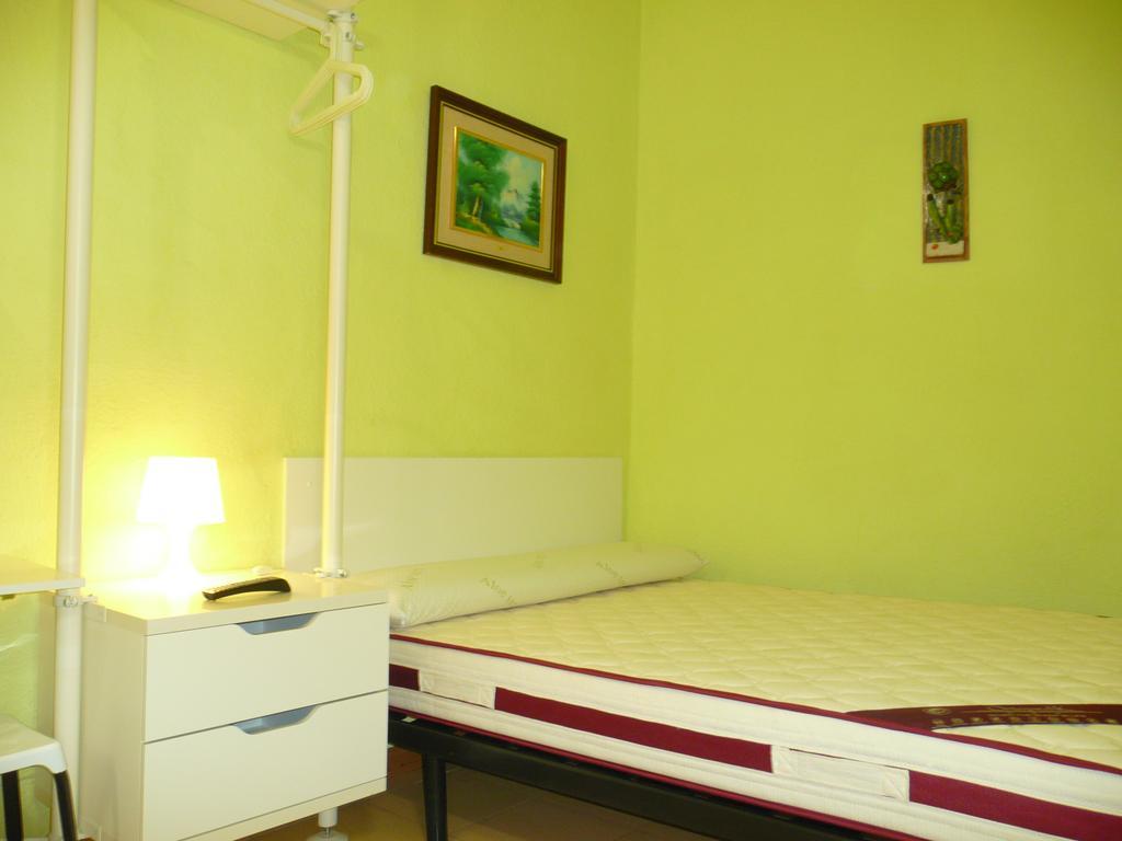 Hostal Loyola Madrid Exterior photo