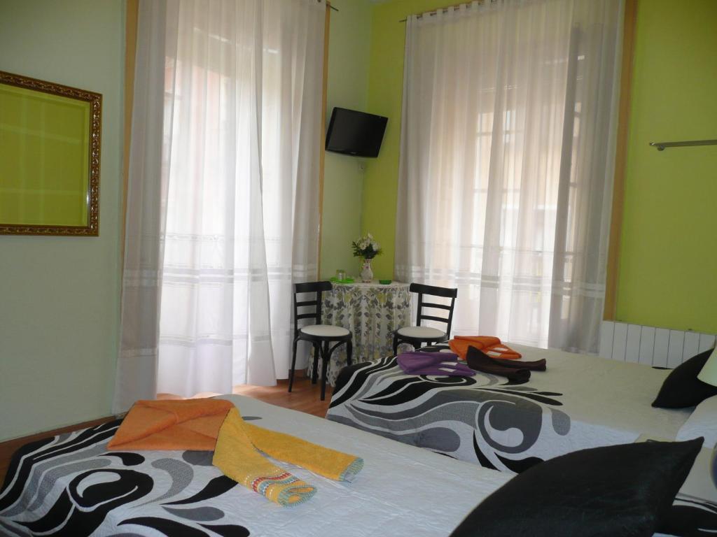 Hostal Loyola Madrid Room photo